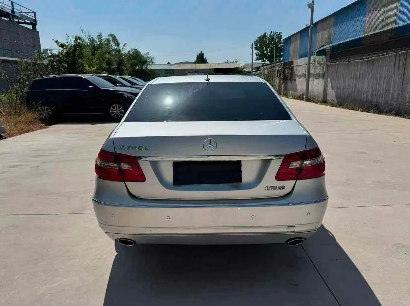 奔驰E 后面外观一
