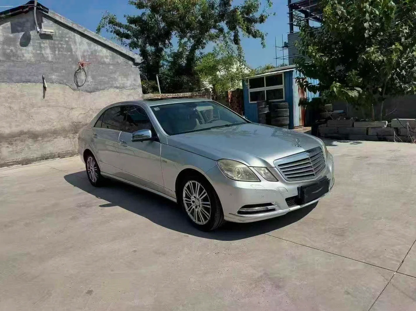奔驰E 正面外观二
