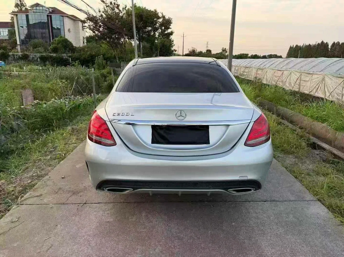 奔驰C 后面外观一