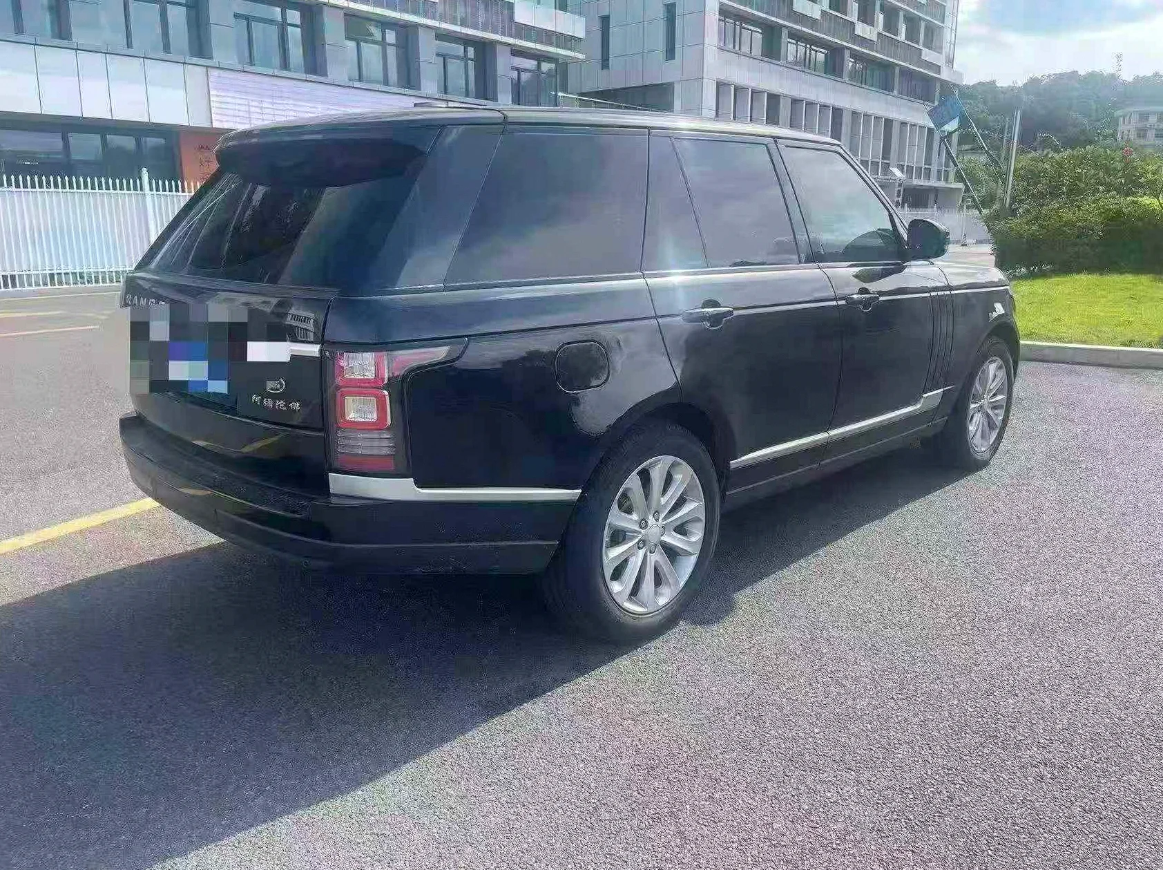路虎揽胜行政 后面外观一