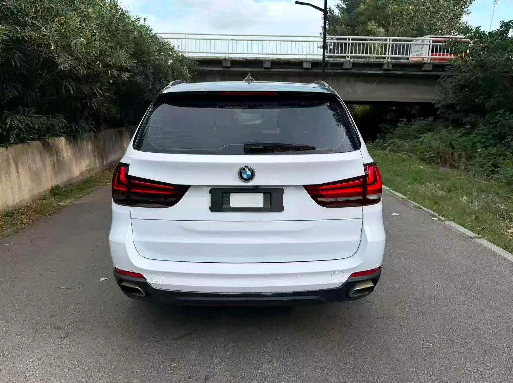 宝马X5 后面外观一