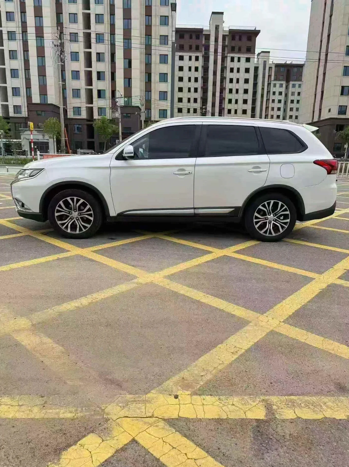 三菱欧蓝德 正面外观三