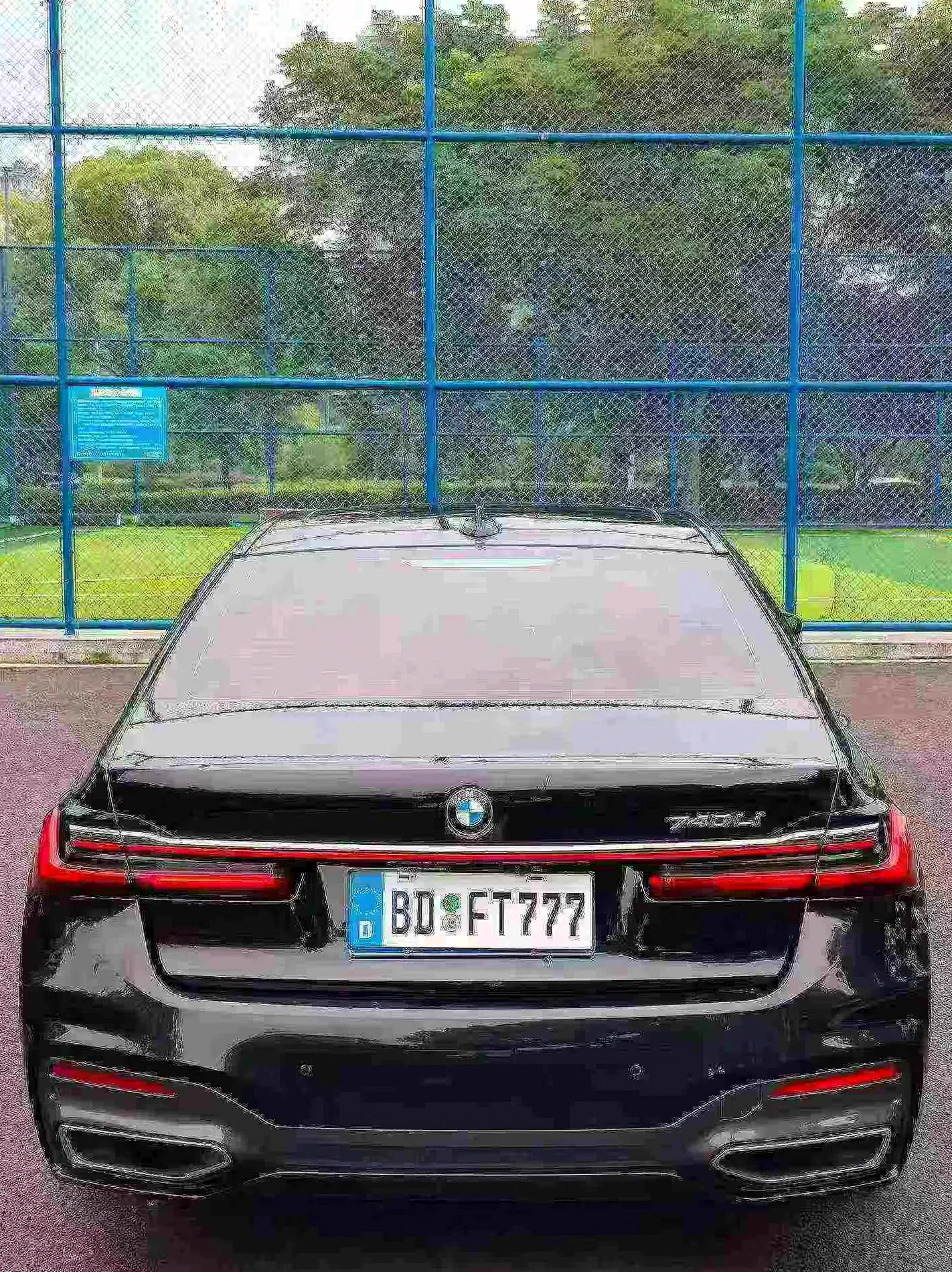 宝马7系 后面外观一