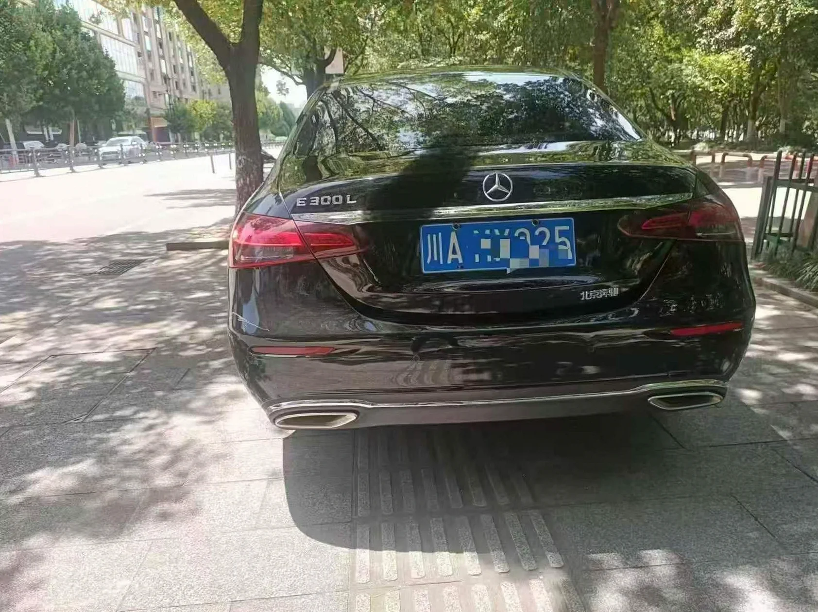 奔驰E 正面外观二