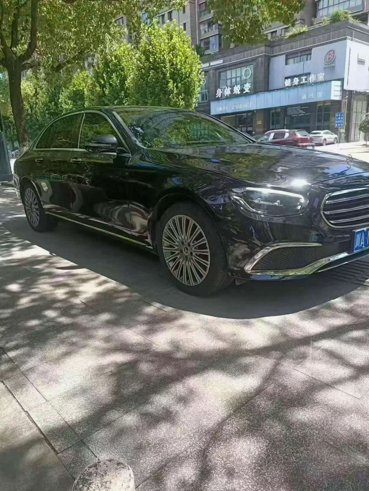 奔驰E 后面外观一