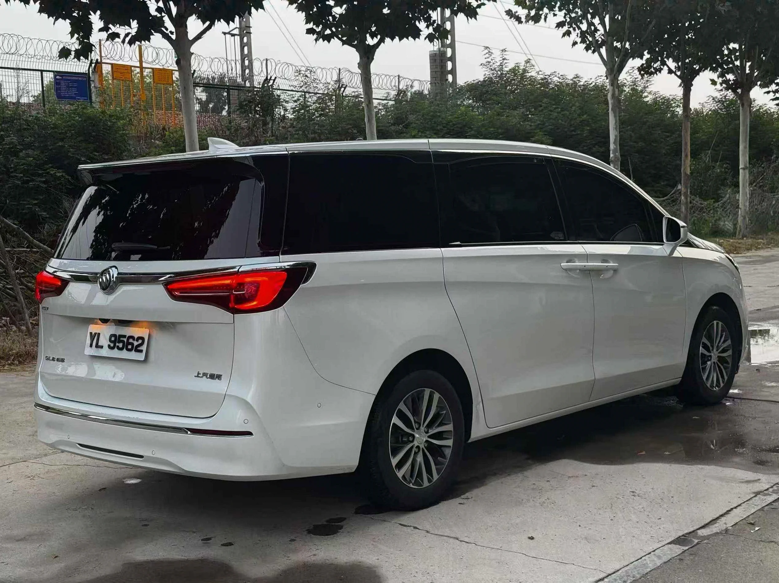 别克GL8 后面外观三