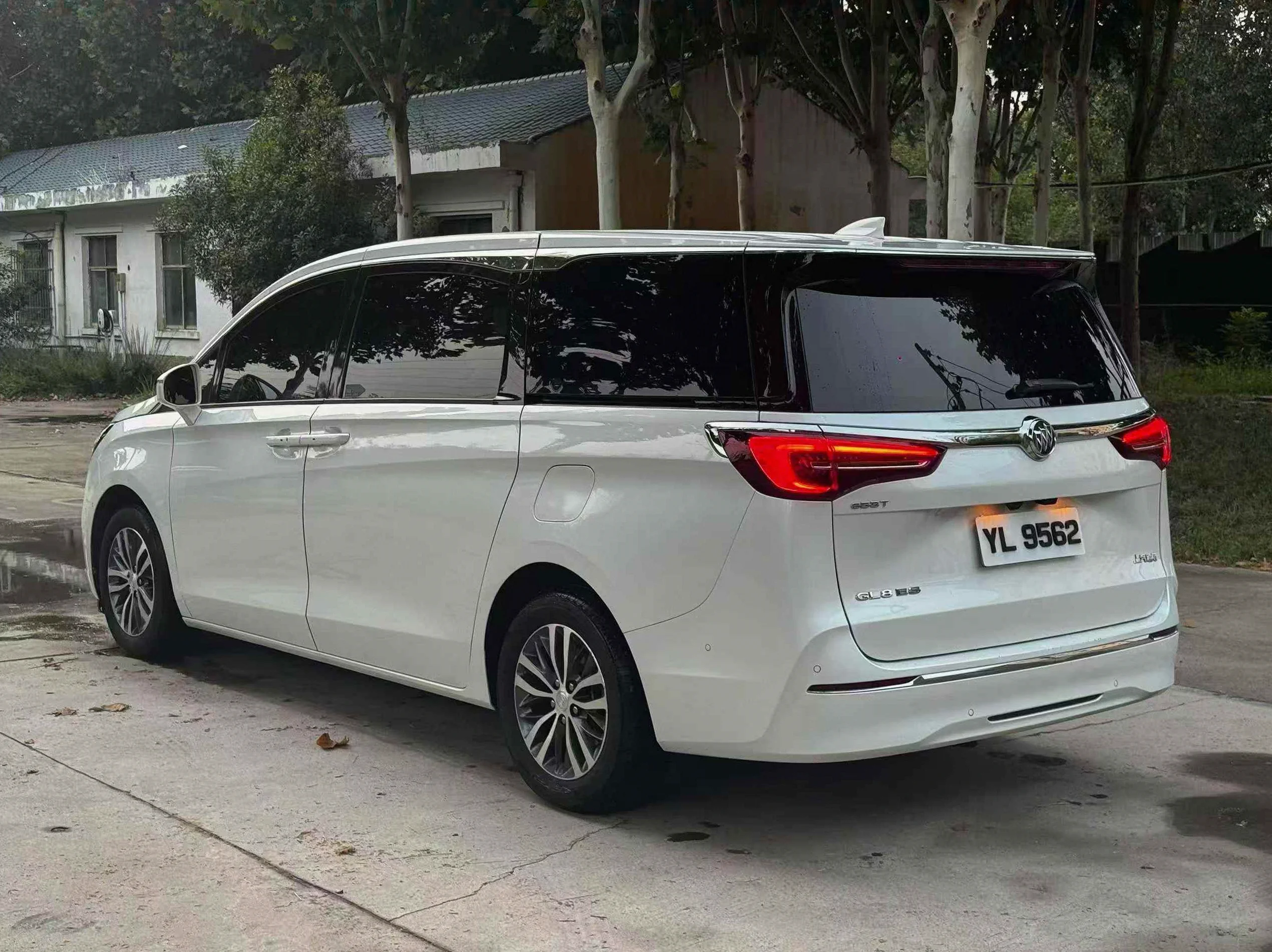 别克GL8 后面外观一