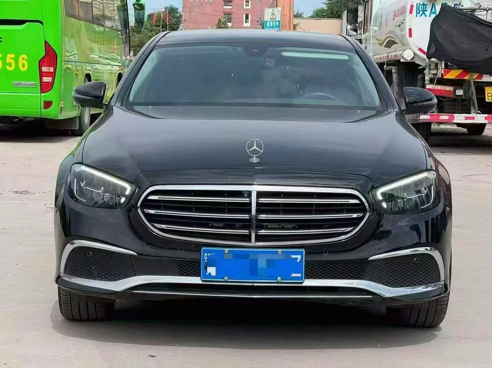 奔驰E 正面外观二