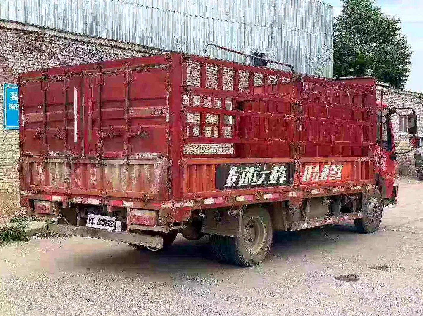 东风多利卡 后面外观二