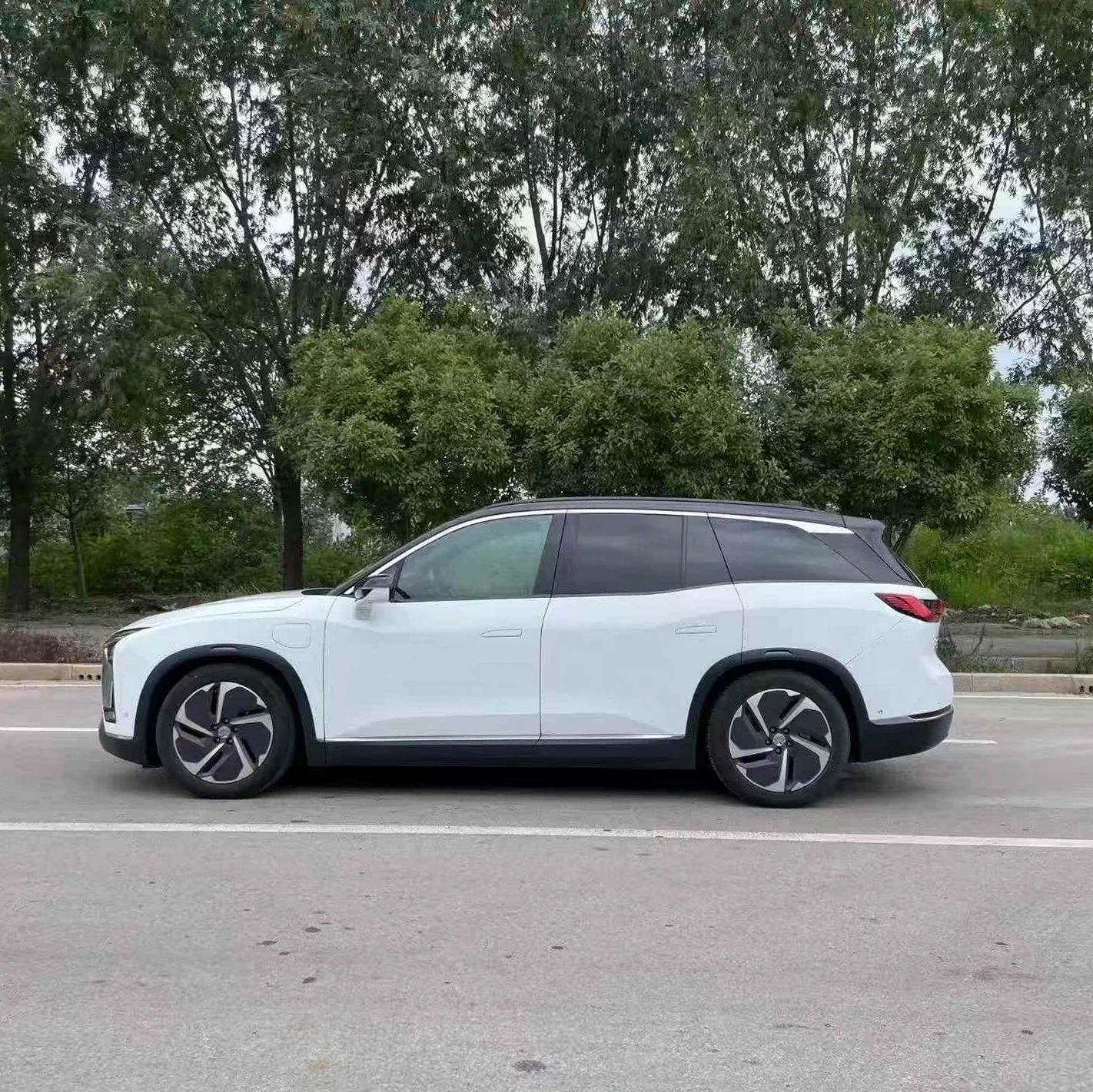 蔚来ES8 后面外观一