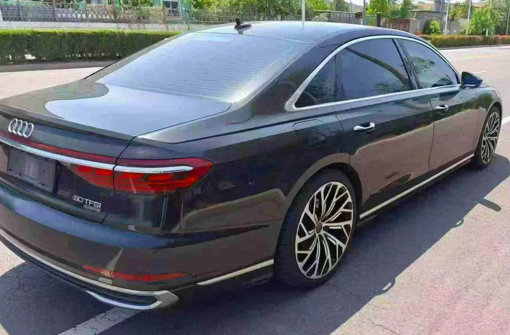 奥迪A8L 后面外观一