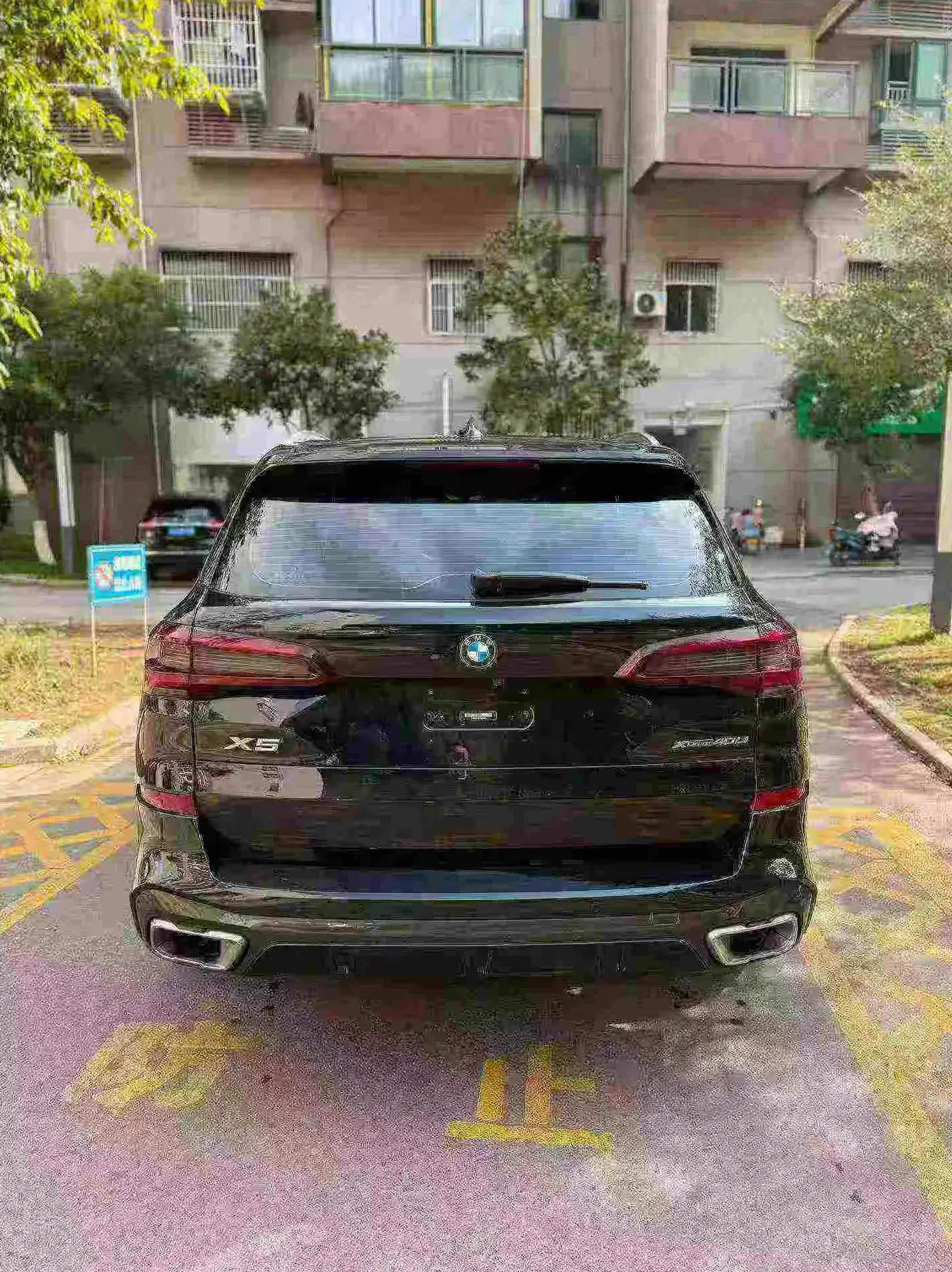 宝马X5 后面外观一