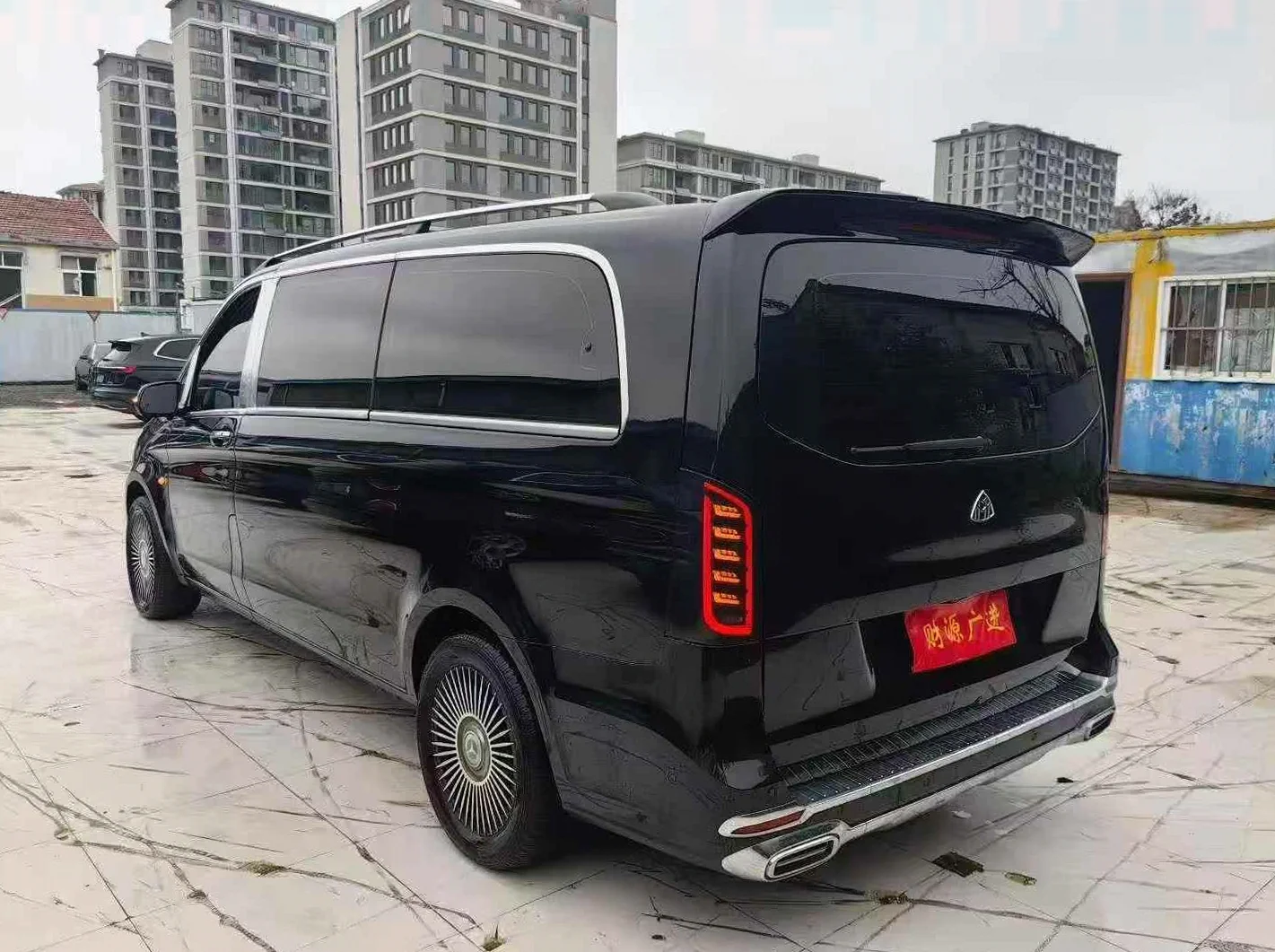 奔驰威霆 后面外观二