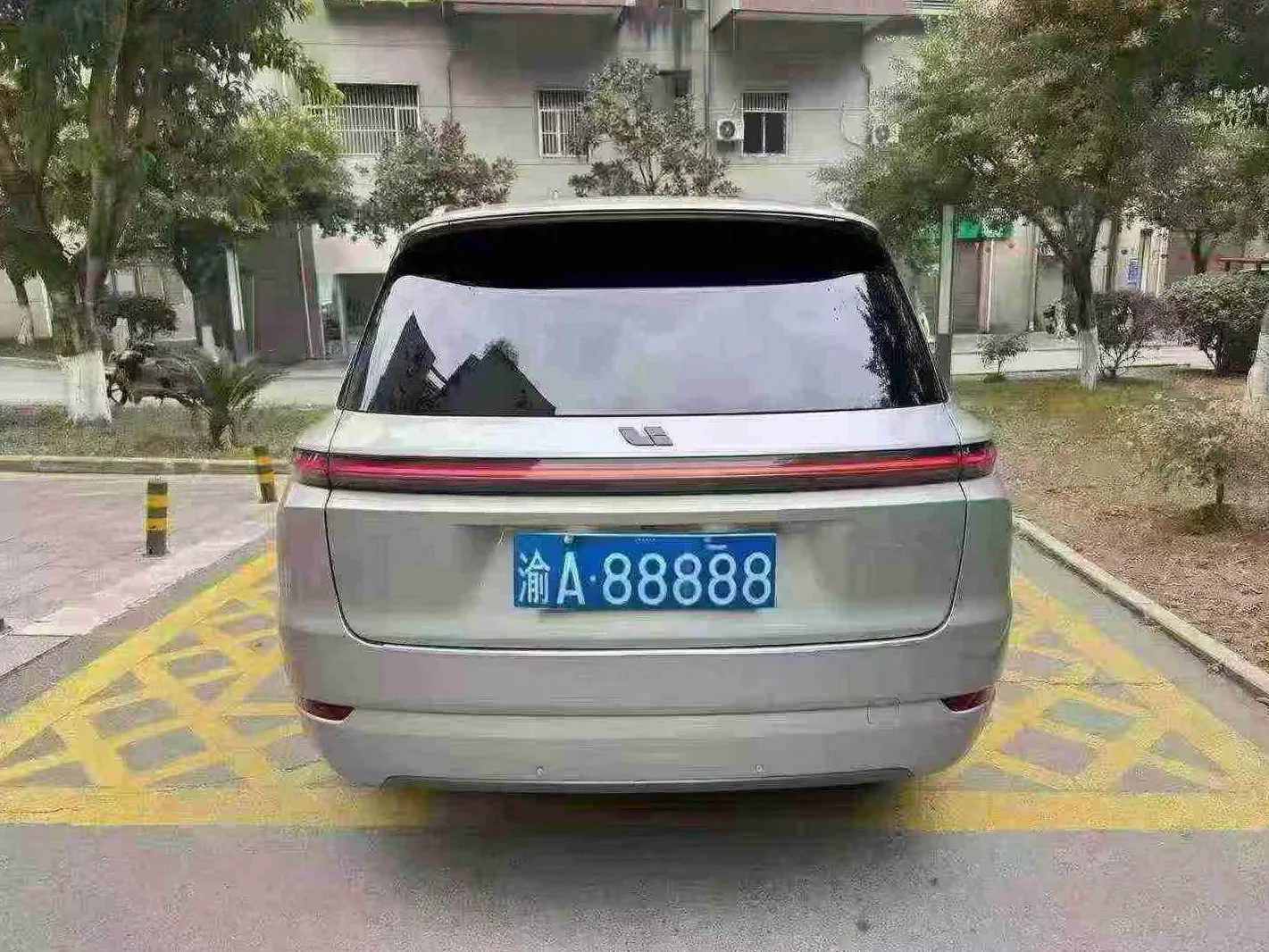 理想L9 后面外观一