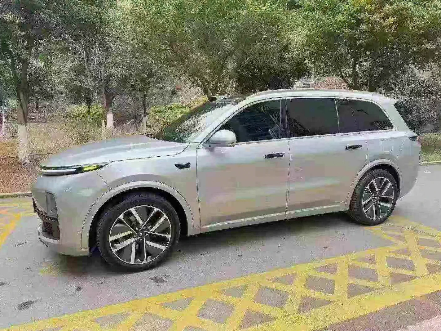 理想L9 正面外观二