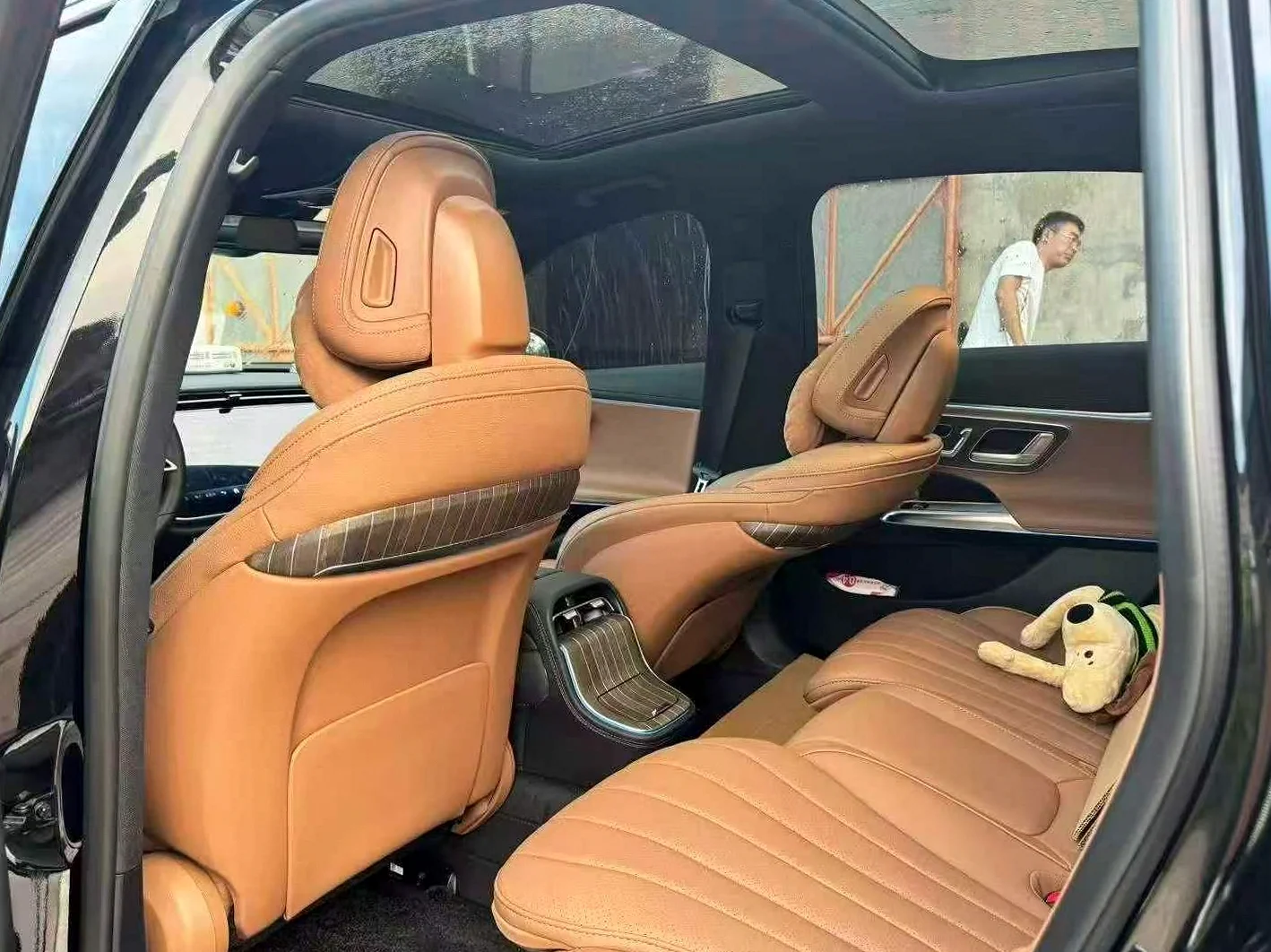 奔驰E 后面外观三