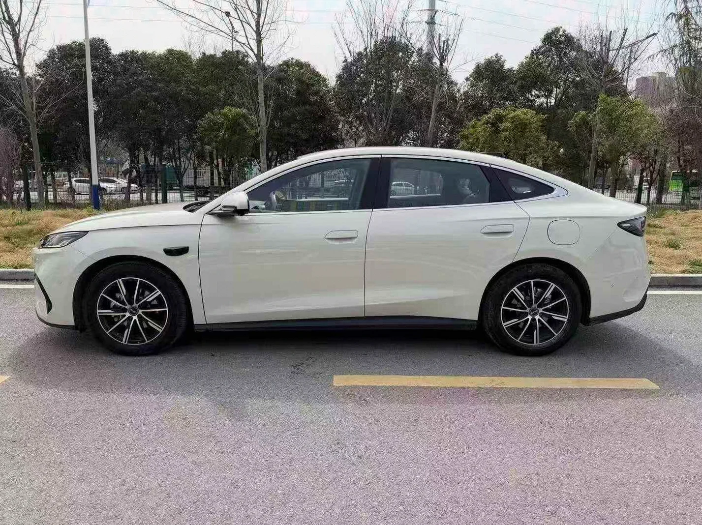 比亚迪海豹 正面外观三