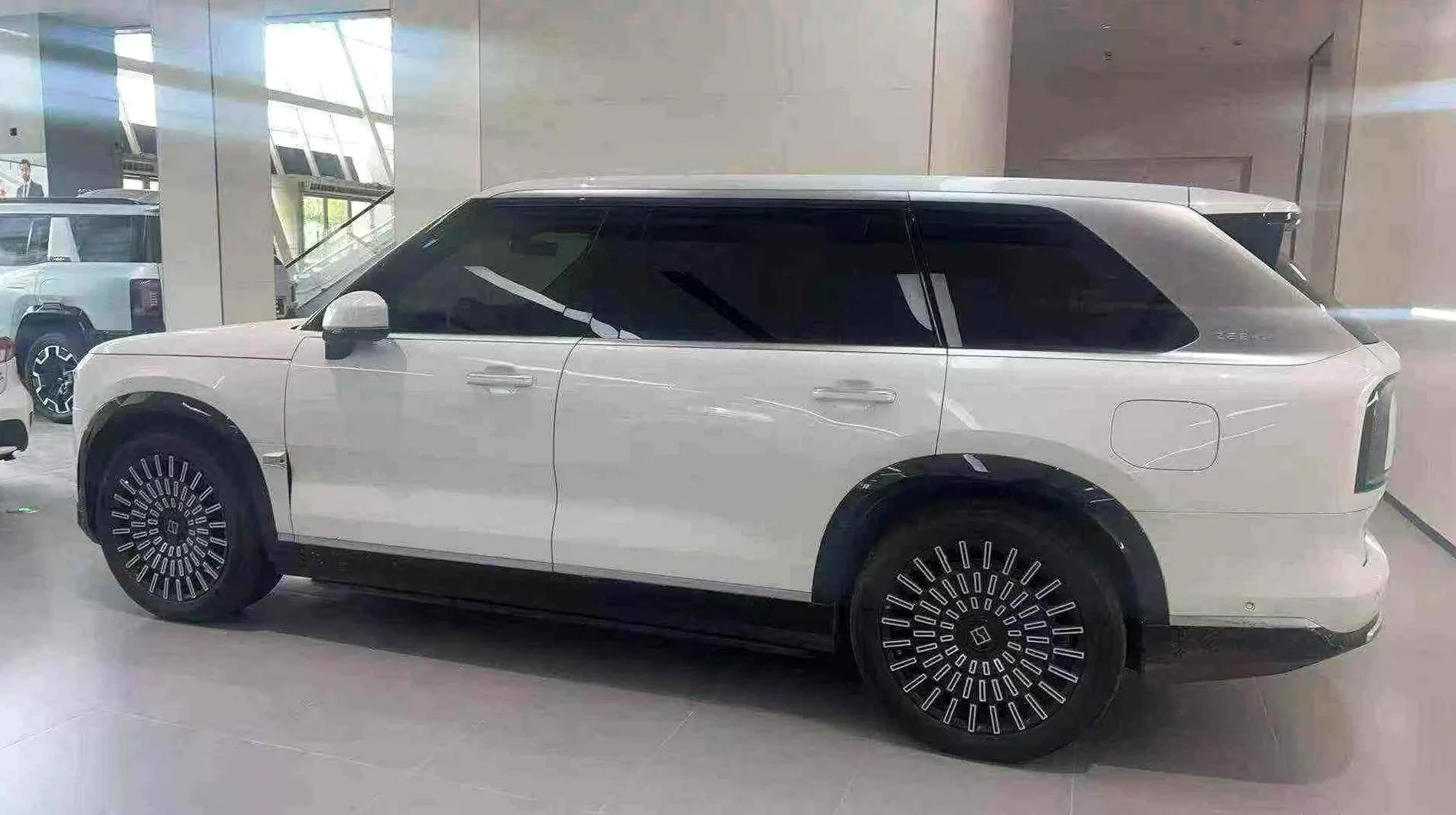 极氪汽车9X 正面外观二
