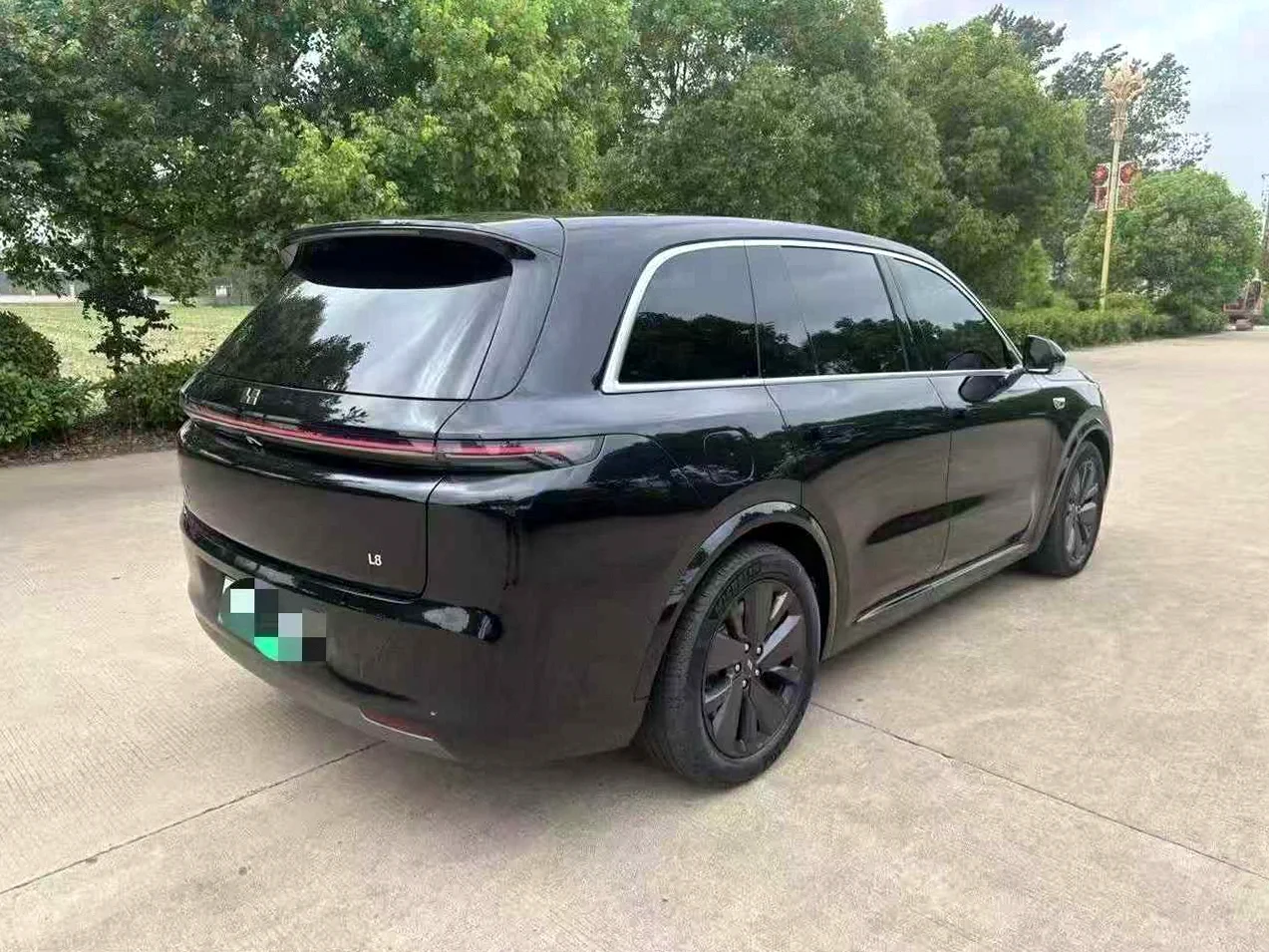 理想L8 后面外观一