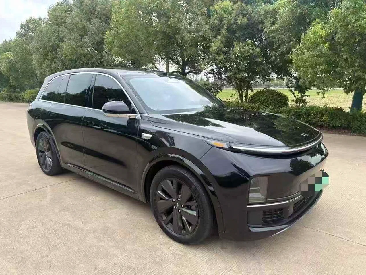 理想L8 正面外观三