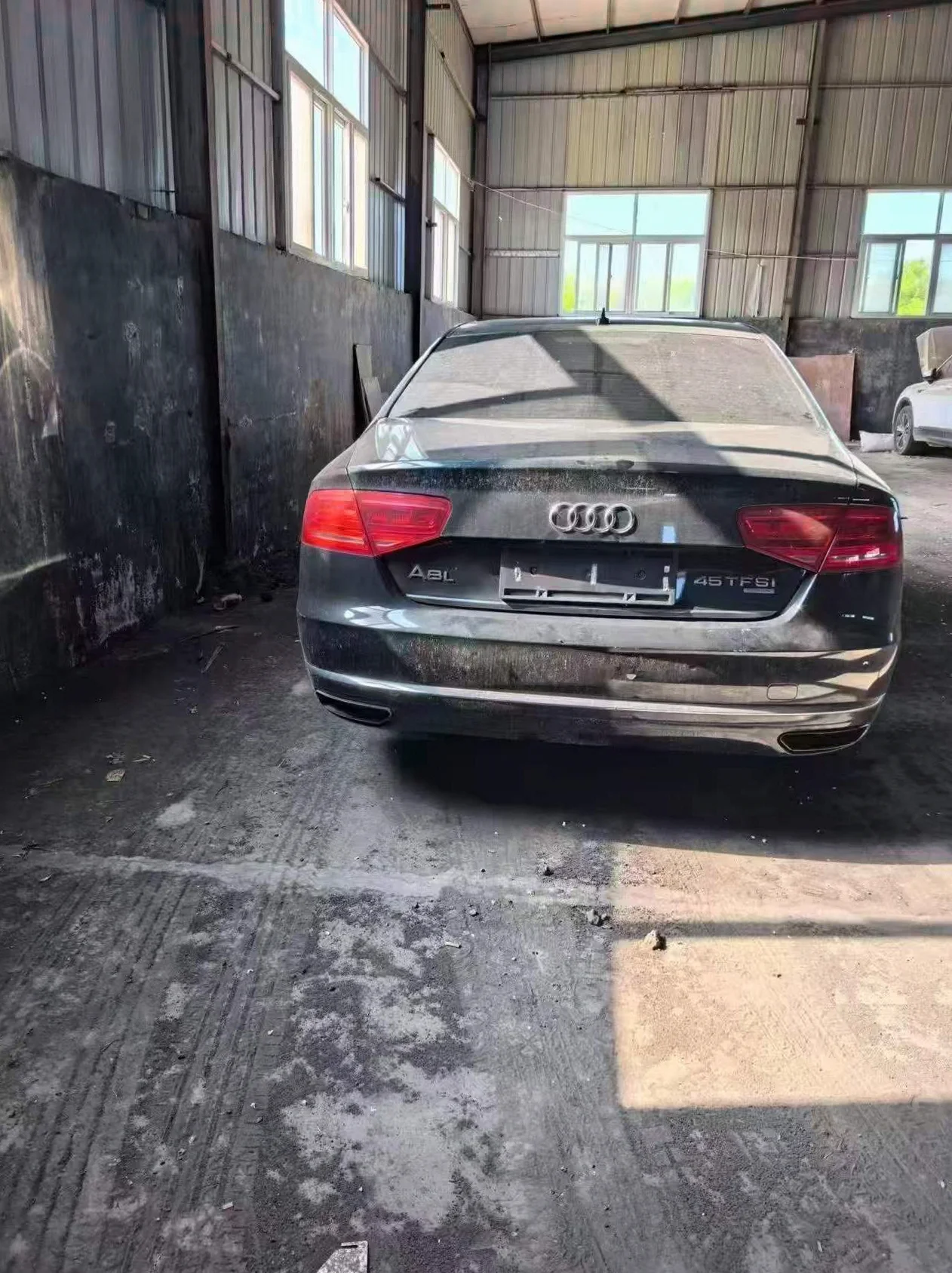 奥迪A8L 后面外观一