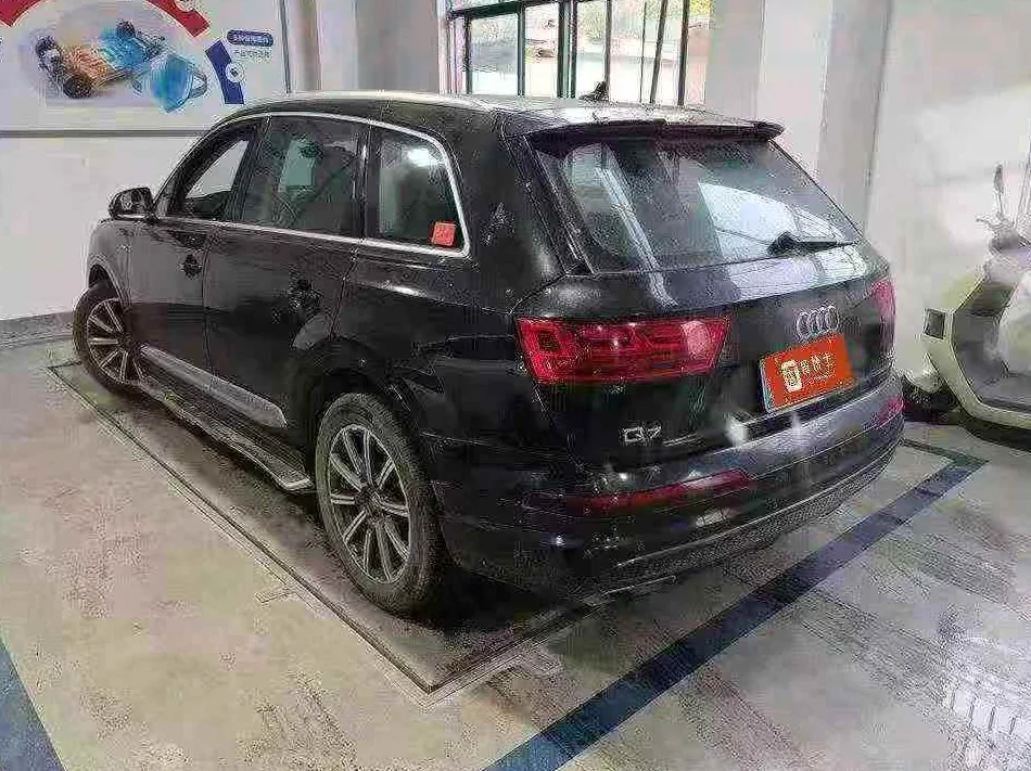 奥迪Q7 后面外观一