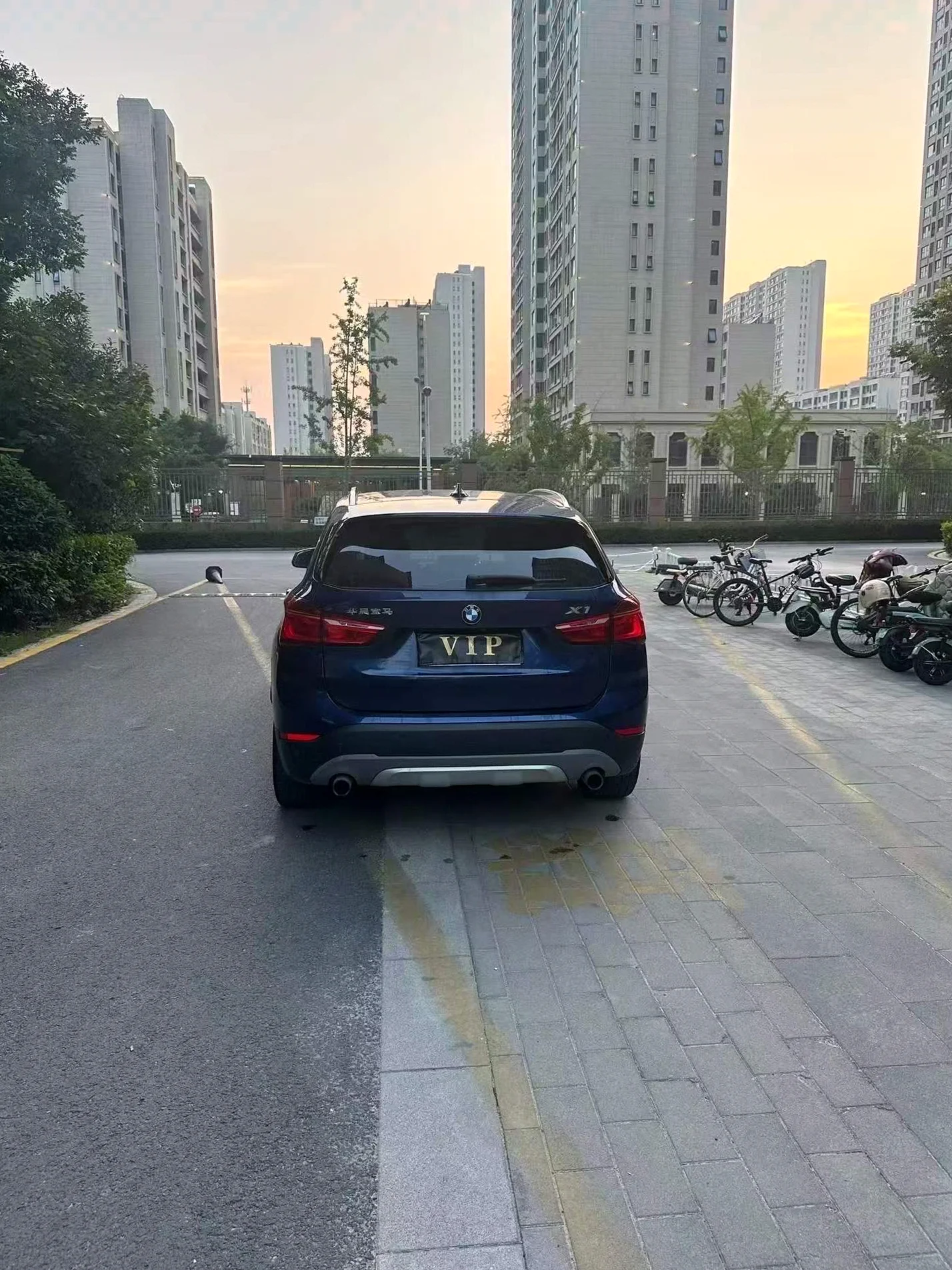 宝马X1 后面外观一