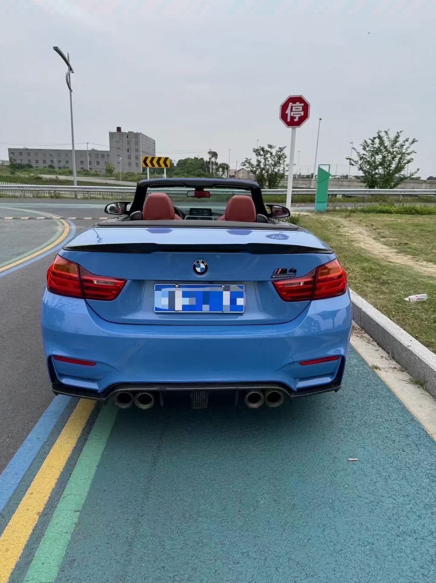 宝马M4 后面外观一