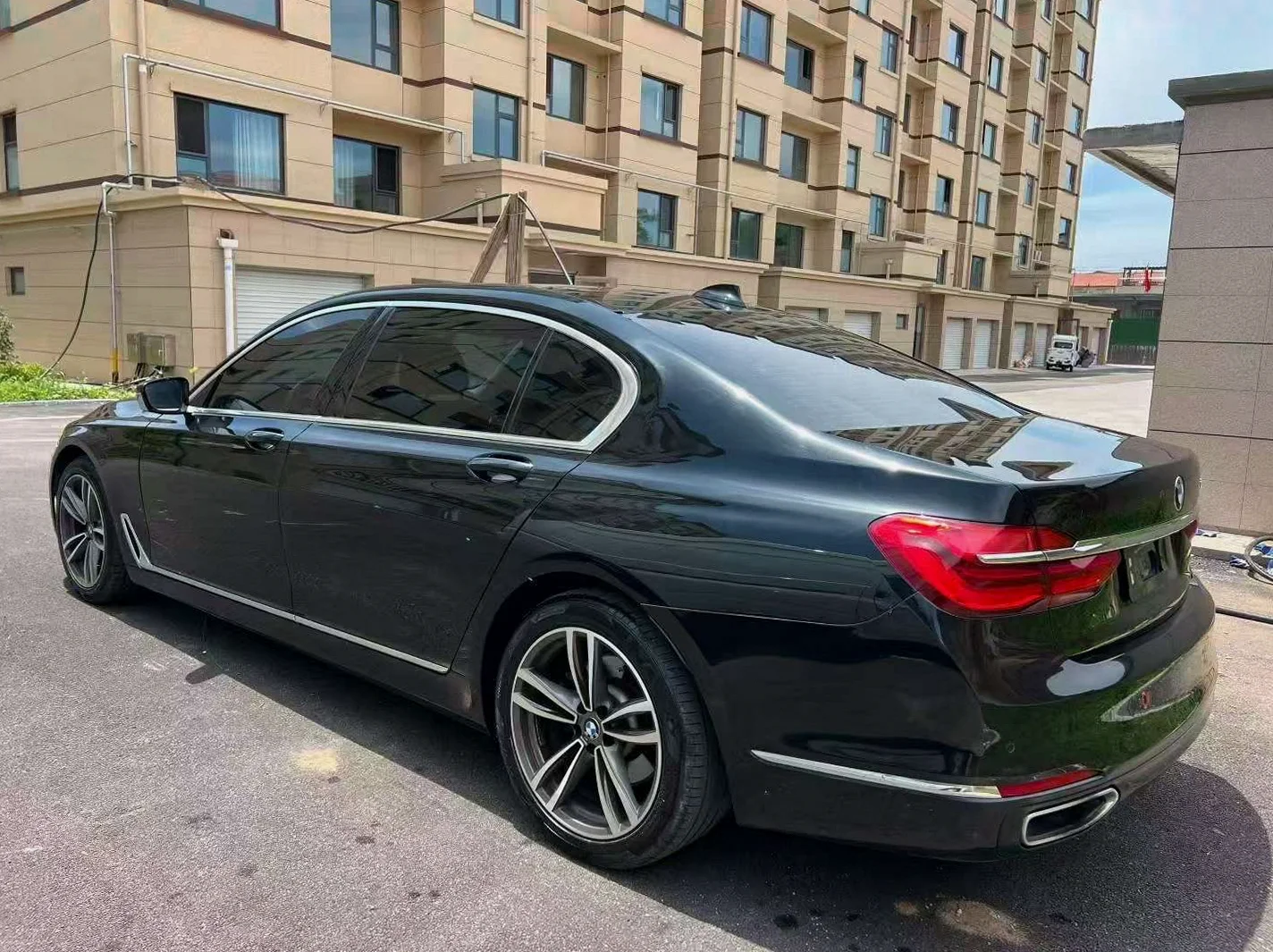 宝马7系 后面外观三