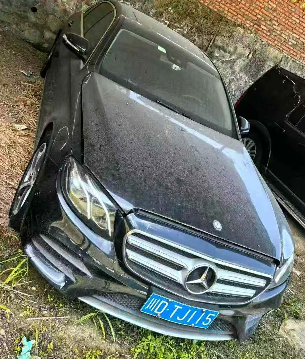 奔驰E 正面外观二