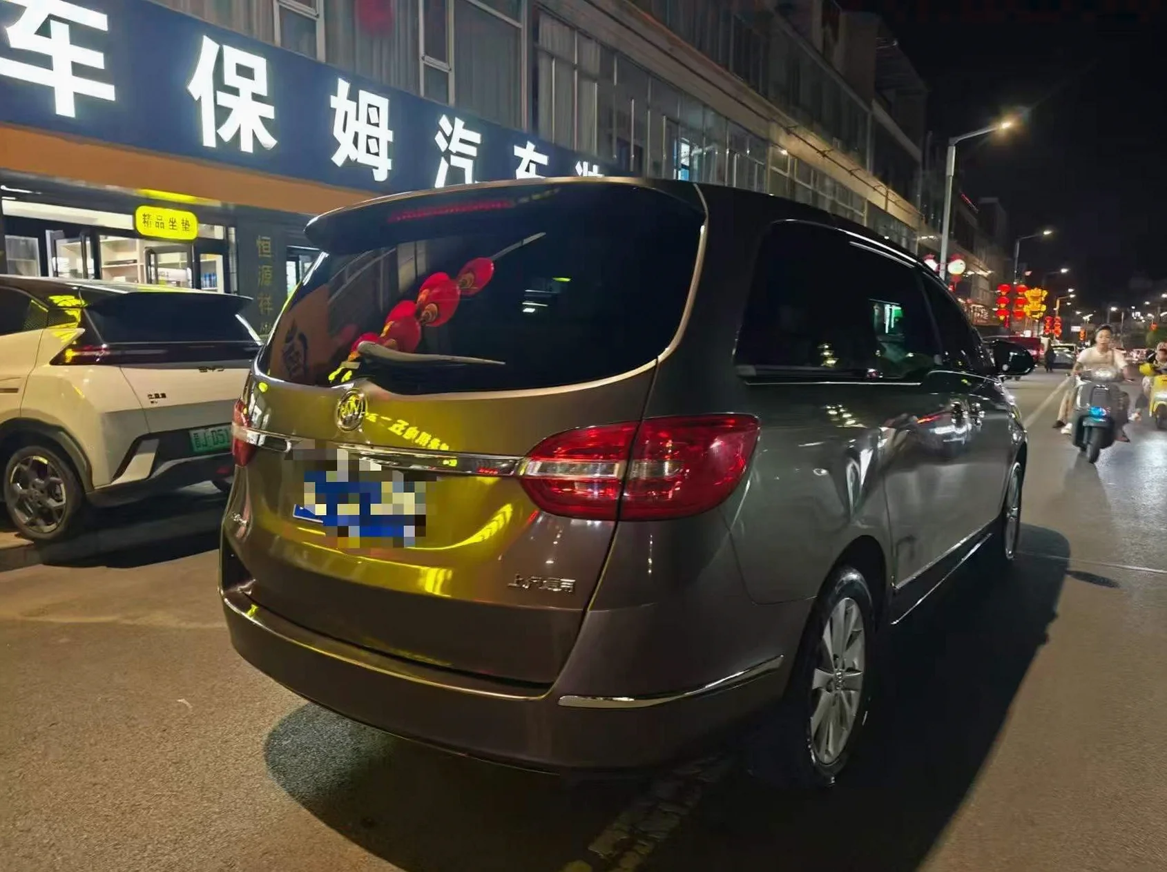 别克GL8 后面外观三