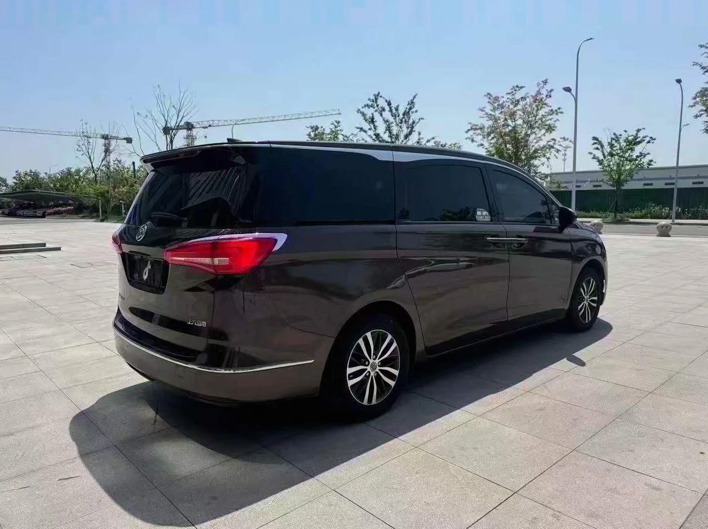 别克GL8 后面外观一
