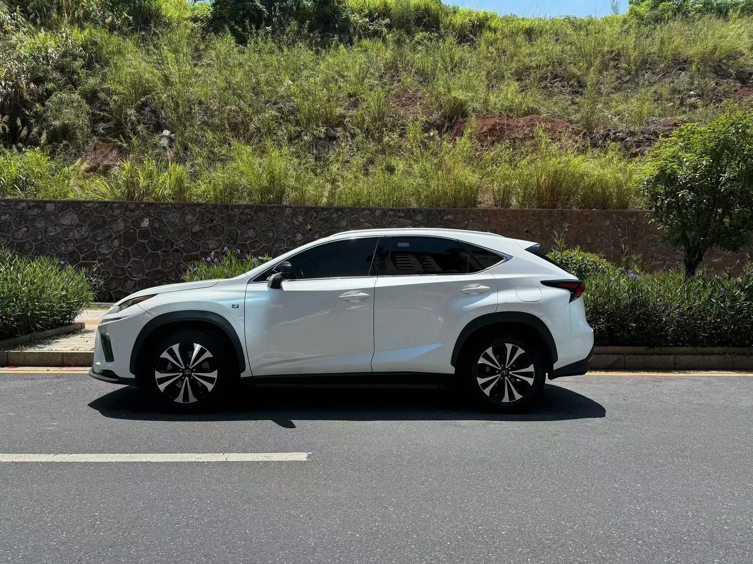 雷克萨斯NX 正面外观三