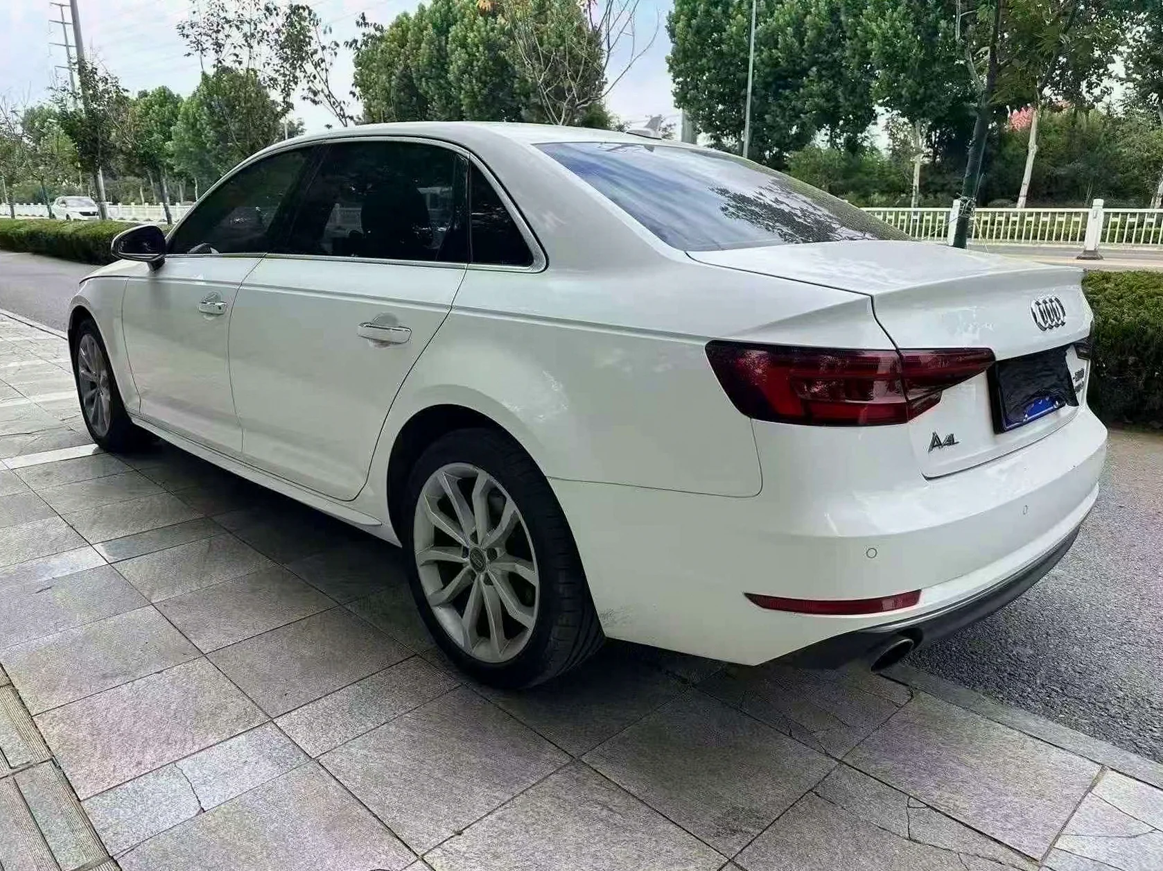 奥迪A4L 后面外观二