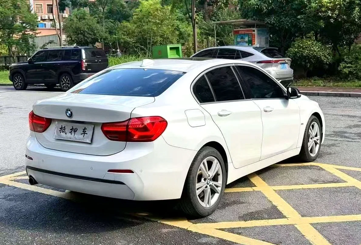 宝马1系 后面外观一