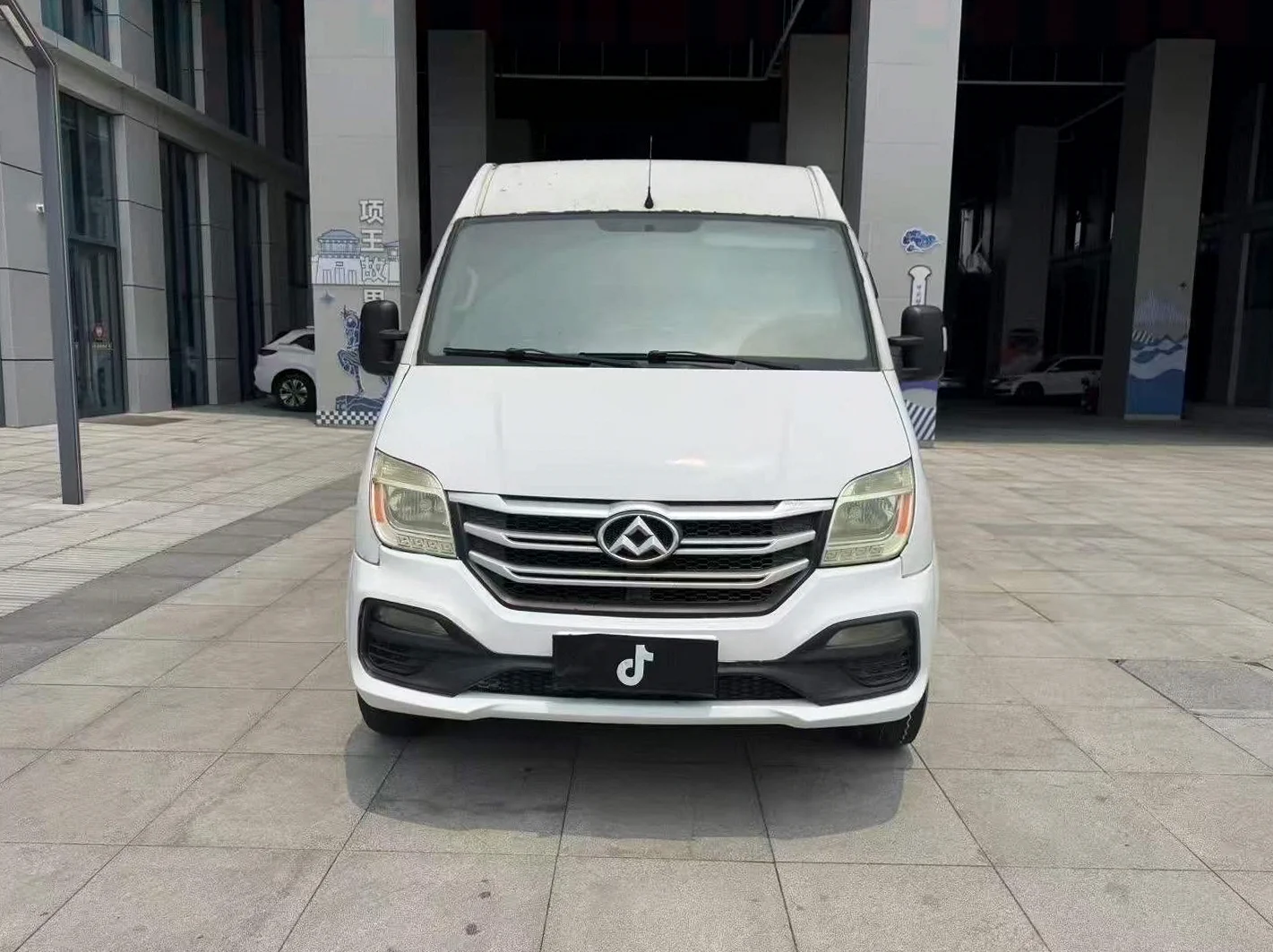 大通V80 正面外观二