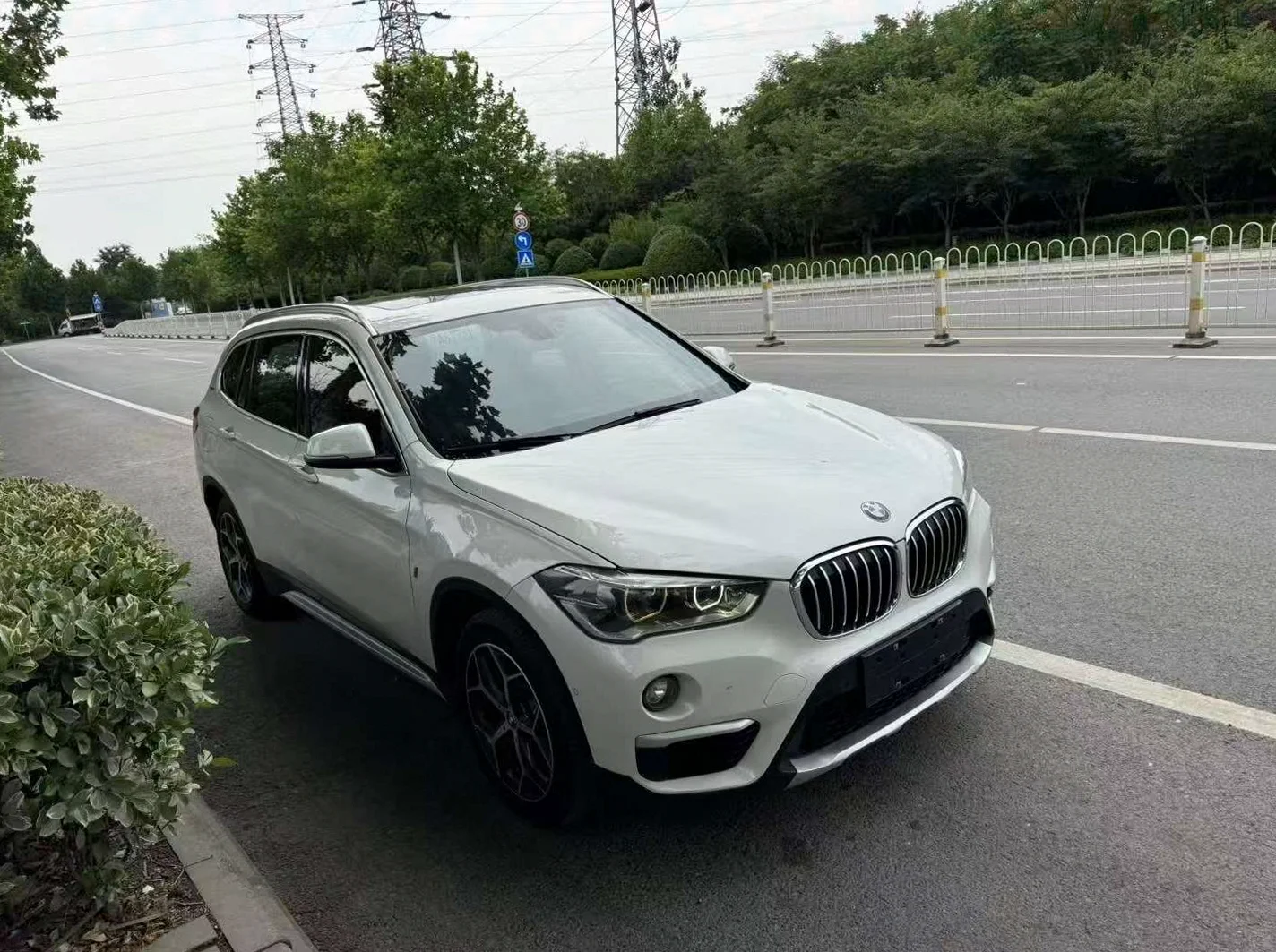 宝马X1 正面外观二