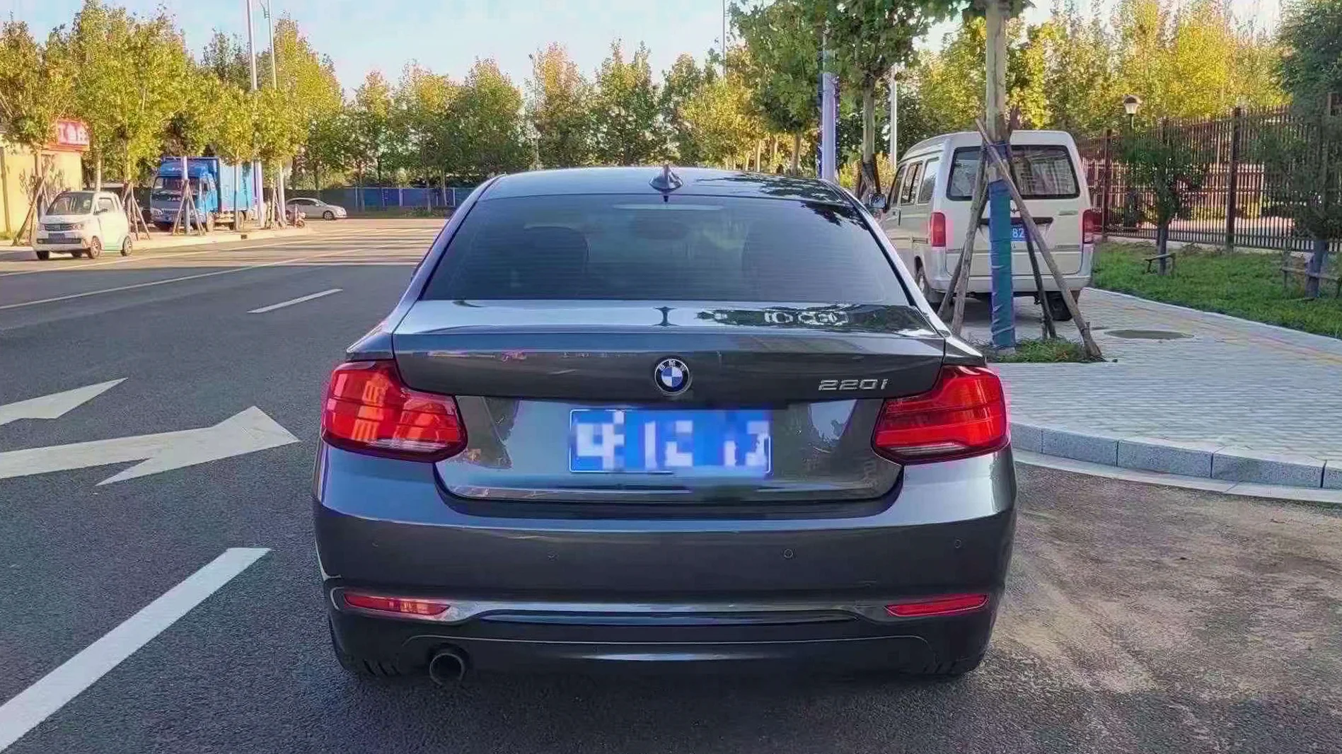 宝马2系 后面外观一
