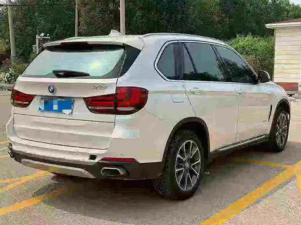 宝马X5 后面外观三