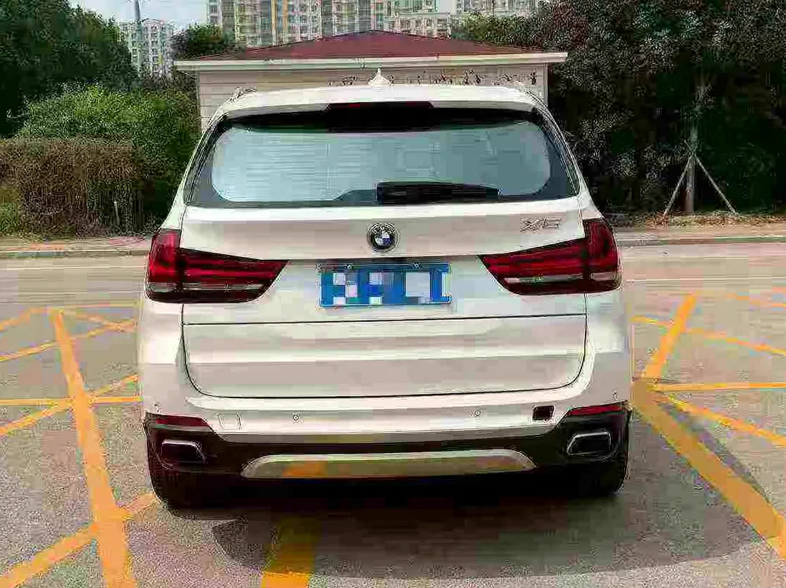 宝马X5 后面外观一
