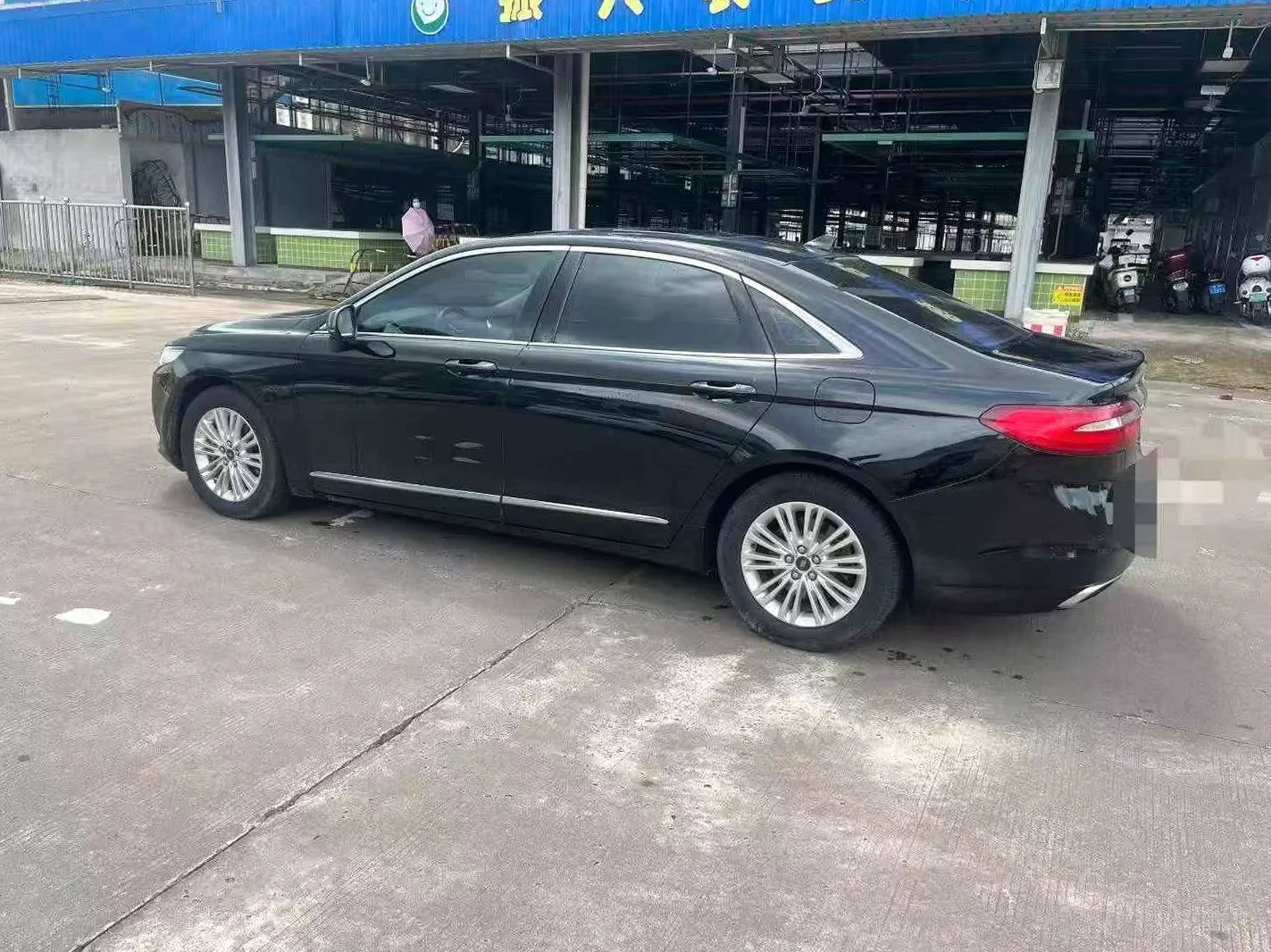 福特金牛座 后面外观二