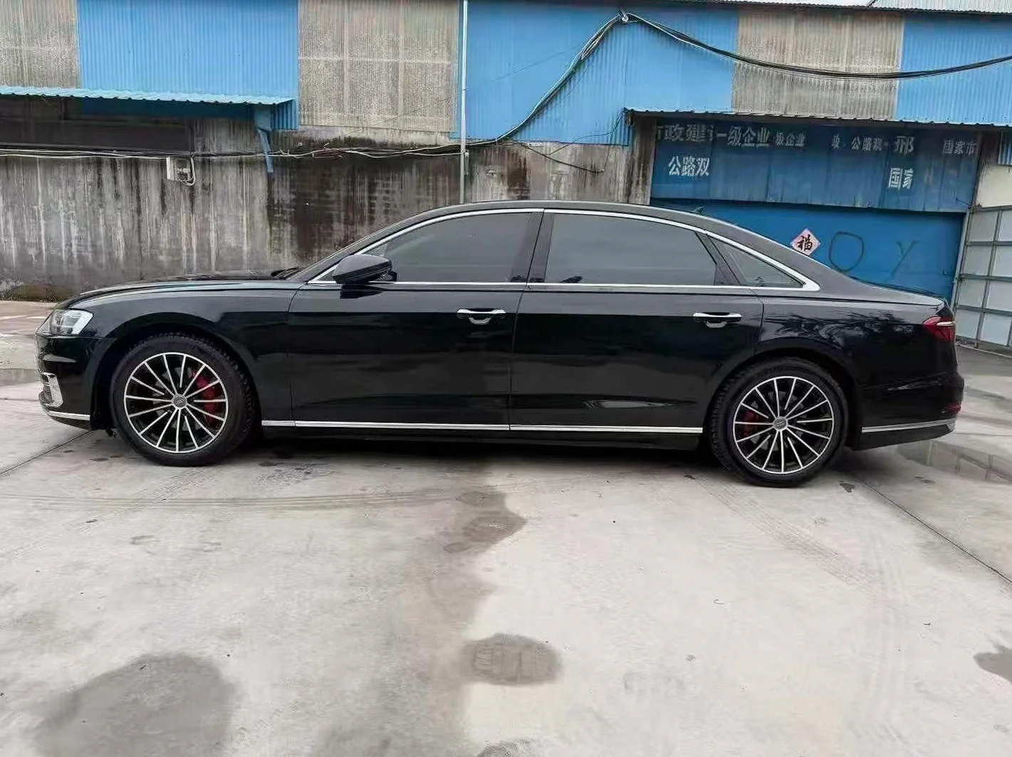 奥迪A8L 后面外观一