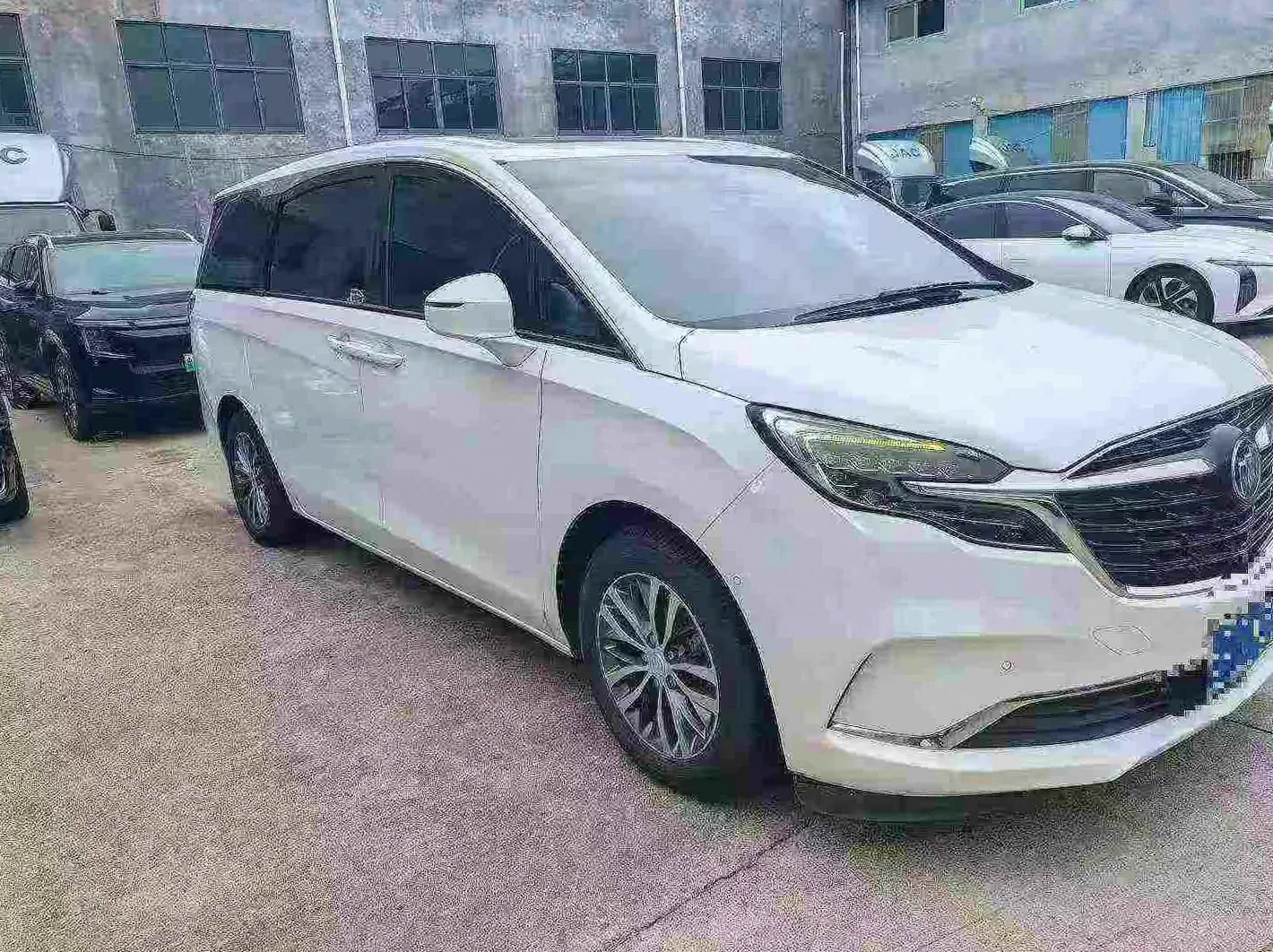 别克GL8 正面外观二