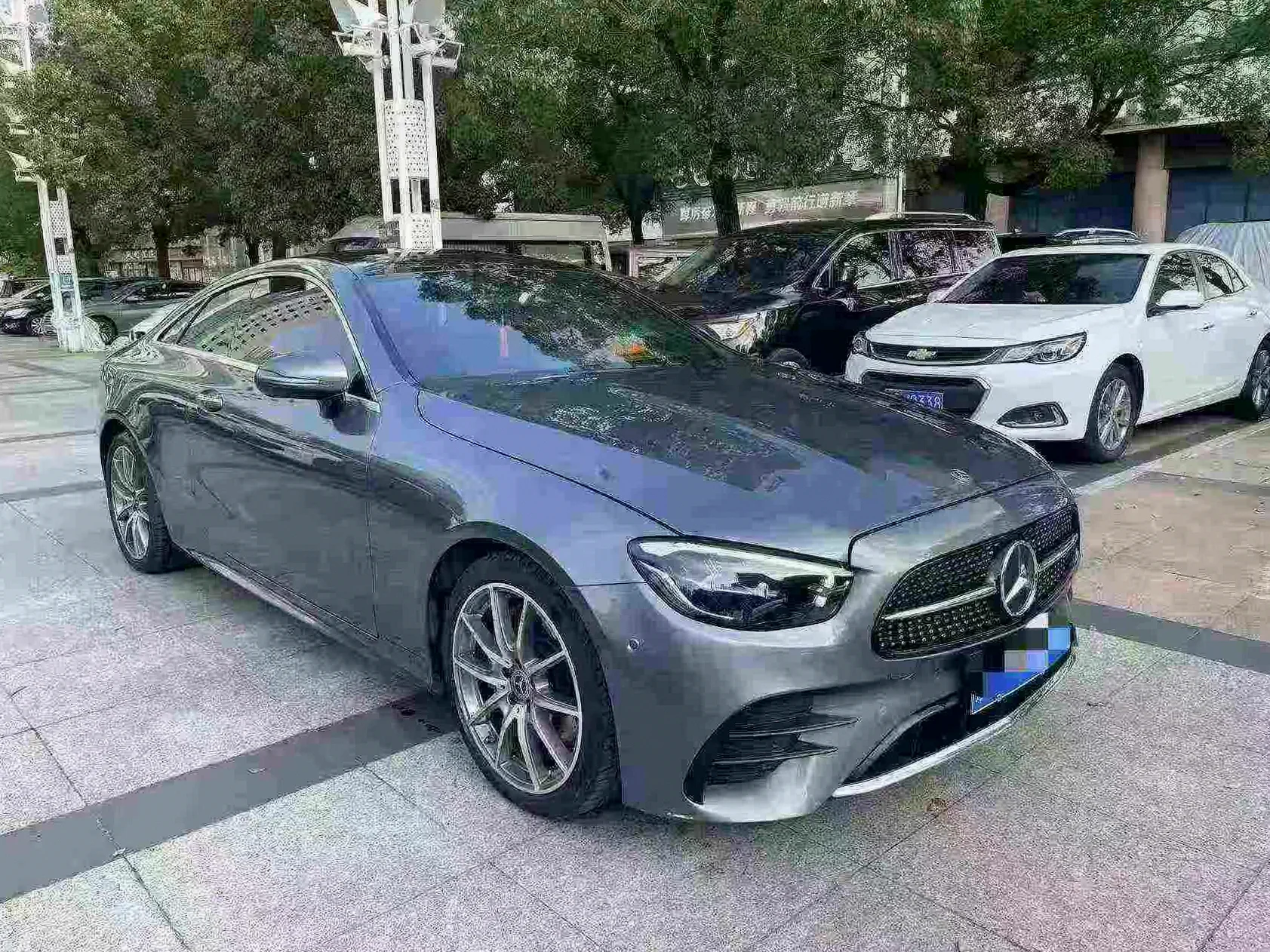 奔驰E 正面外观三