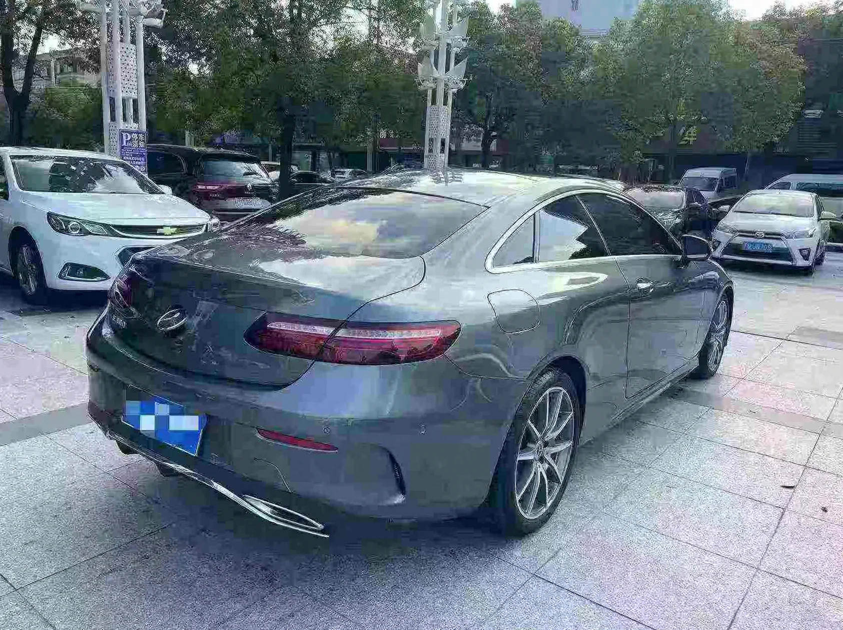 奔驰E 驾驶室