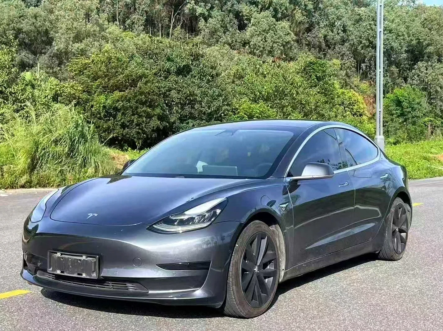 特斯拉MODEL 正面外观二