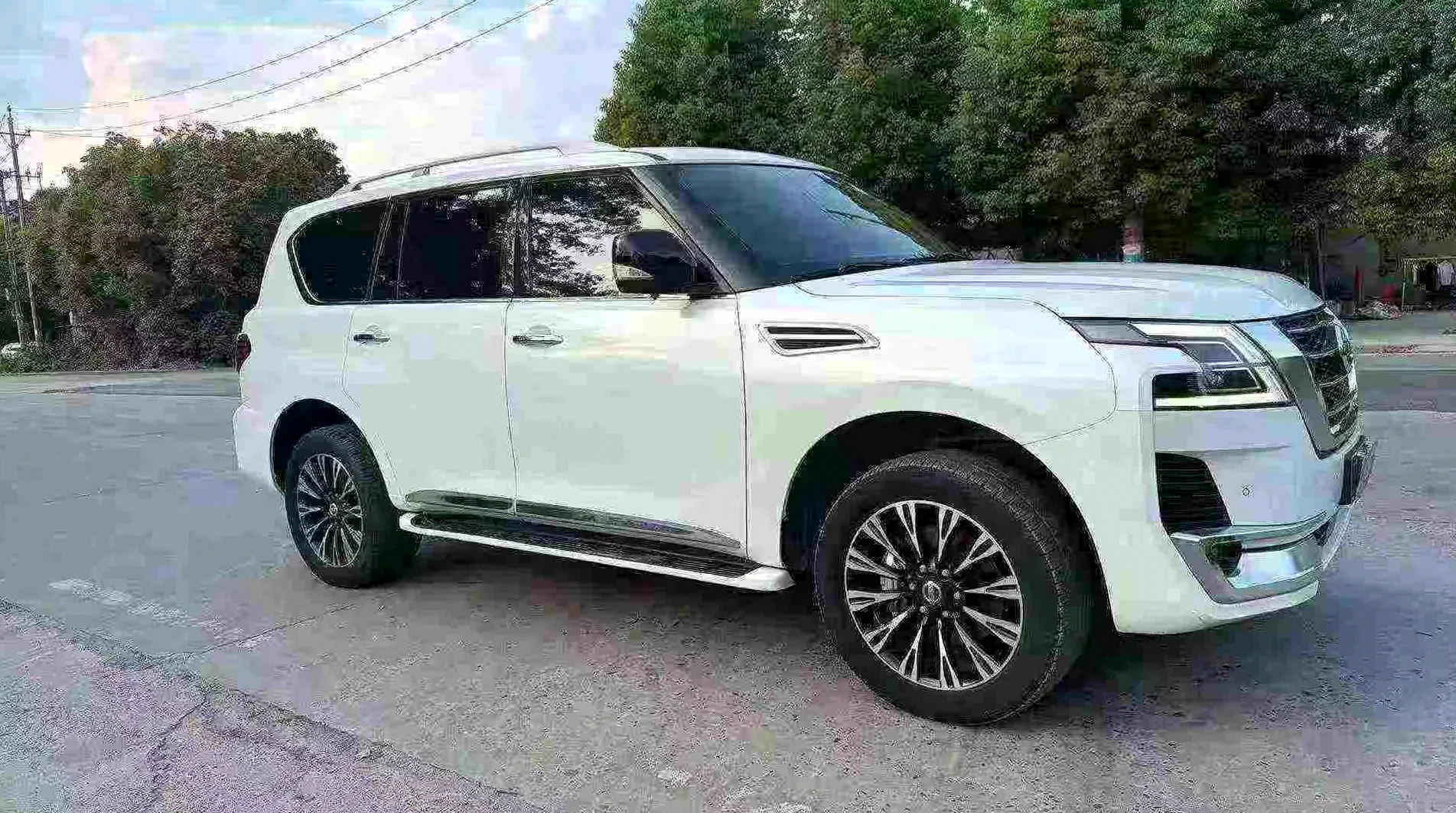 日产途乐 正面外观二