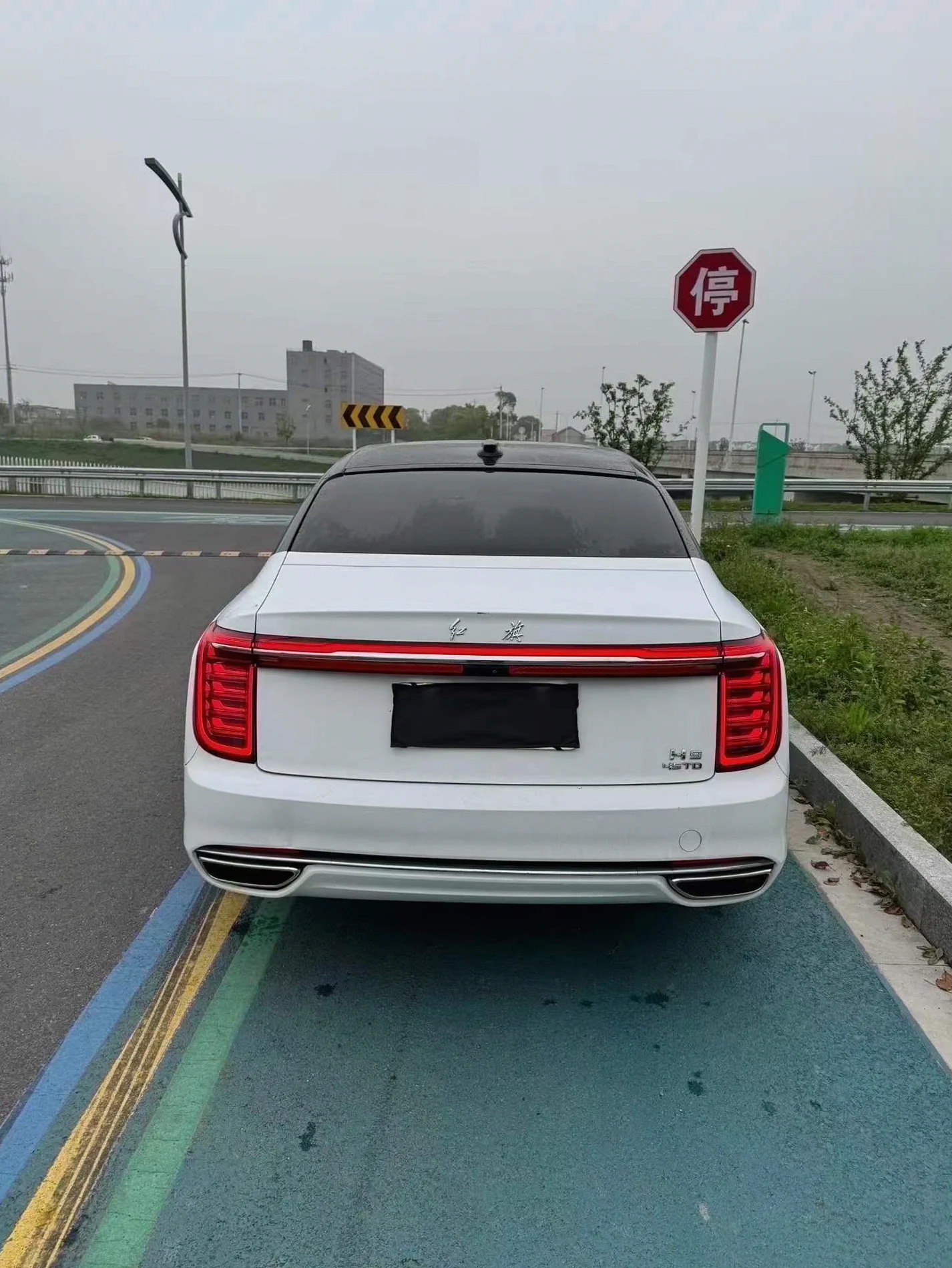 红旗H9 后面外观一