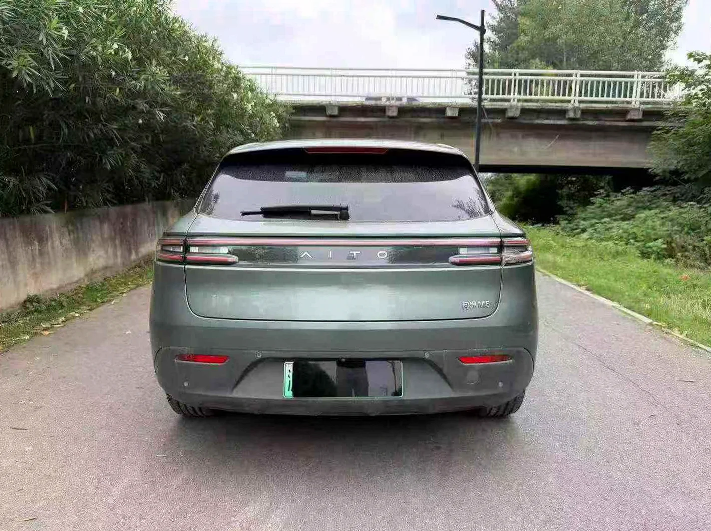 华为智选问界 后面外观一