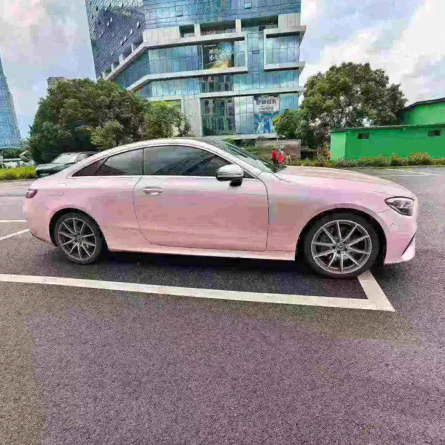 奔驰E 正面外观二